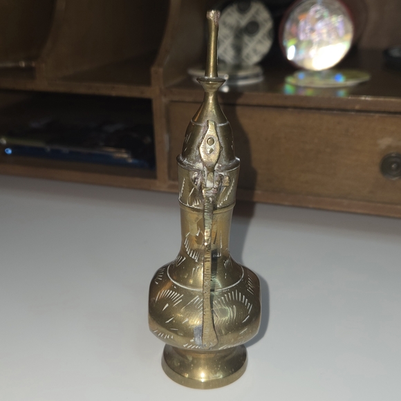 Vintage Brass Genie Lamp Miniature Ewer / Teapot Decor 5” Tall – Made in India - Picture 12 of 15